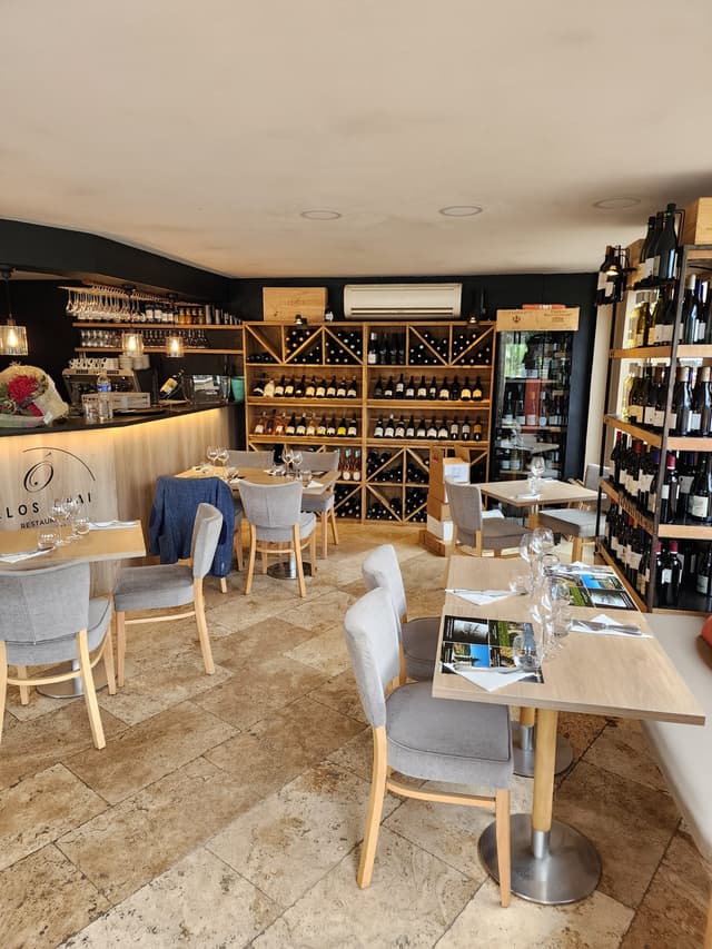 Salle avec différent vins